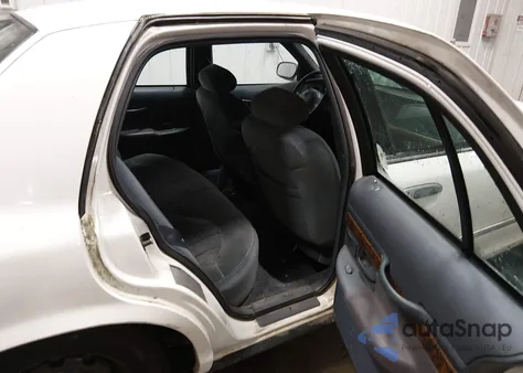 1998 Mercury Grand Marquis из США, поврежденный, VIN 2MEFM74W2WX663715